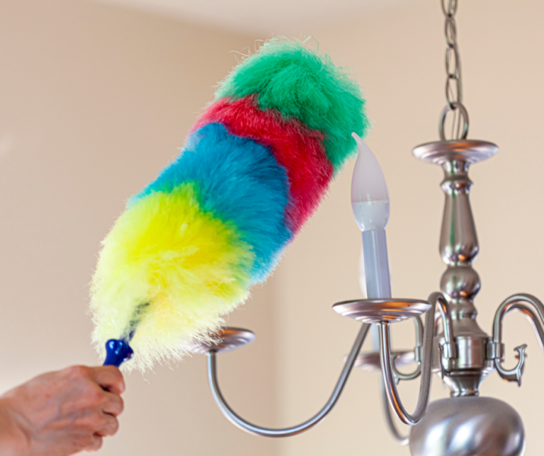 تنظيف ثريات في العين