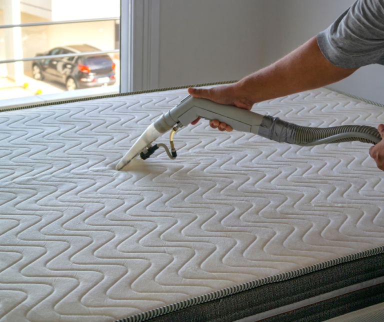 تنظيف مراتب في العين